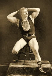 Eugen Sandow, i klassisk oldgræsk-romersk positur, ca. 1893